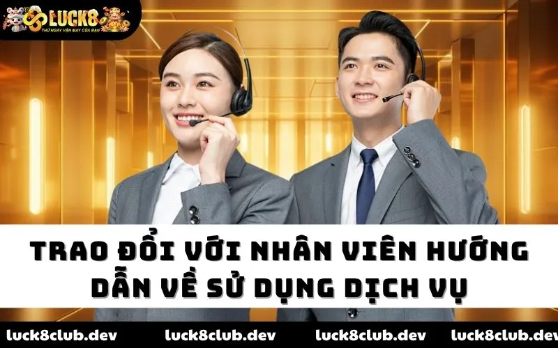 Trao dổi với nhân viên hướng dẫn về sử dụng dịch vụ